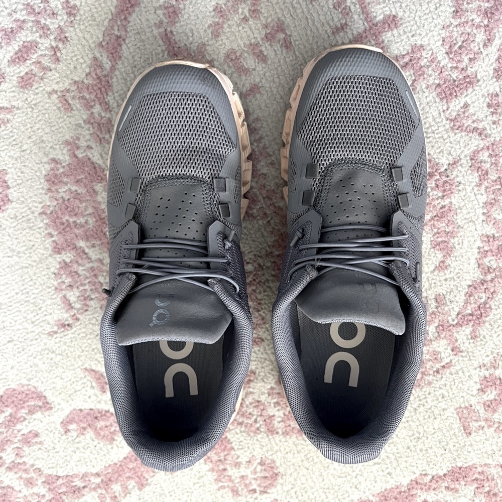 OnCloud running shoes size 7